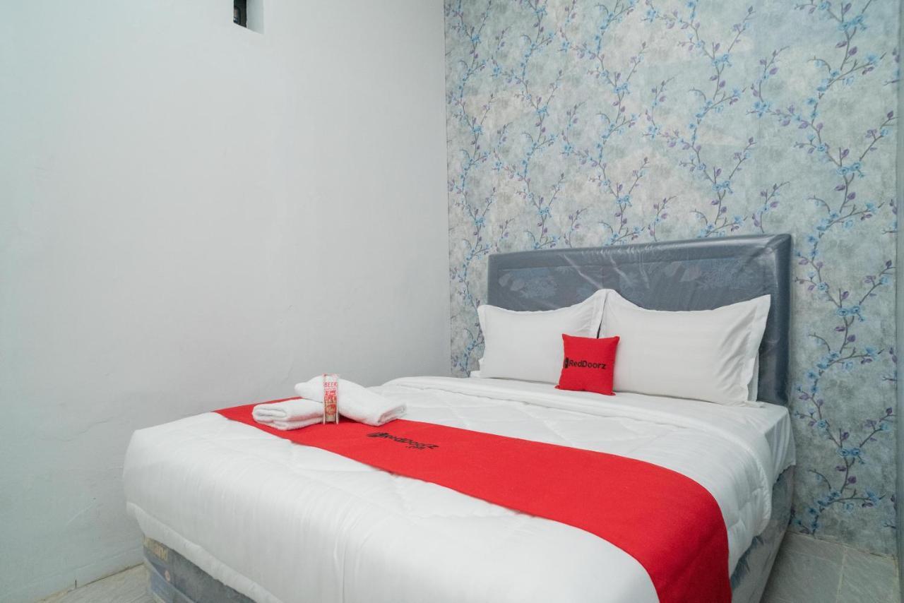 Reddoorz Plus Near Itc Cempaka Mas 2 Jakarta Buitenkant foto