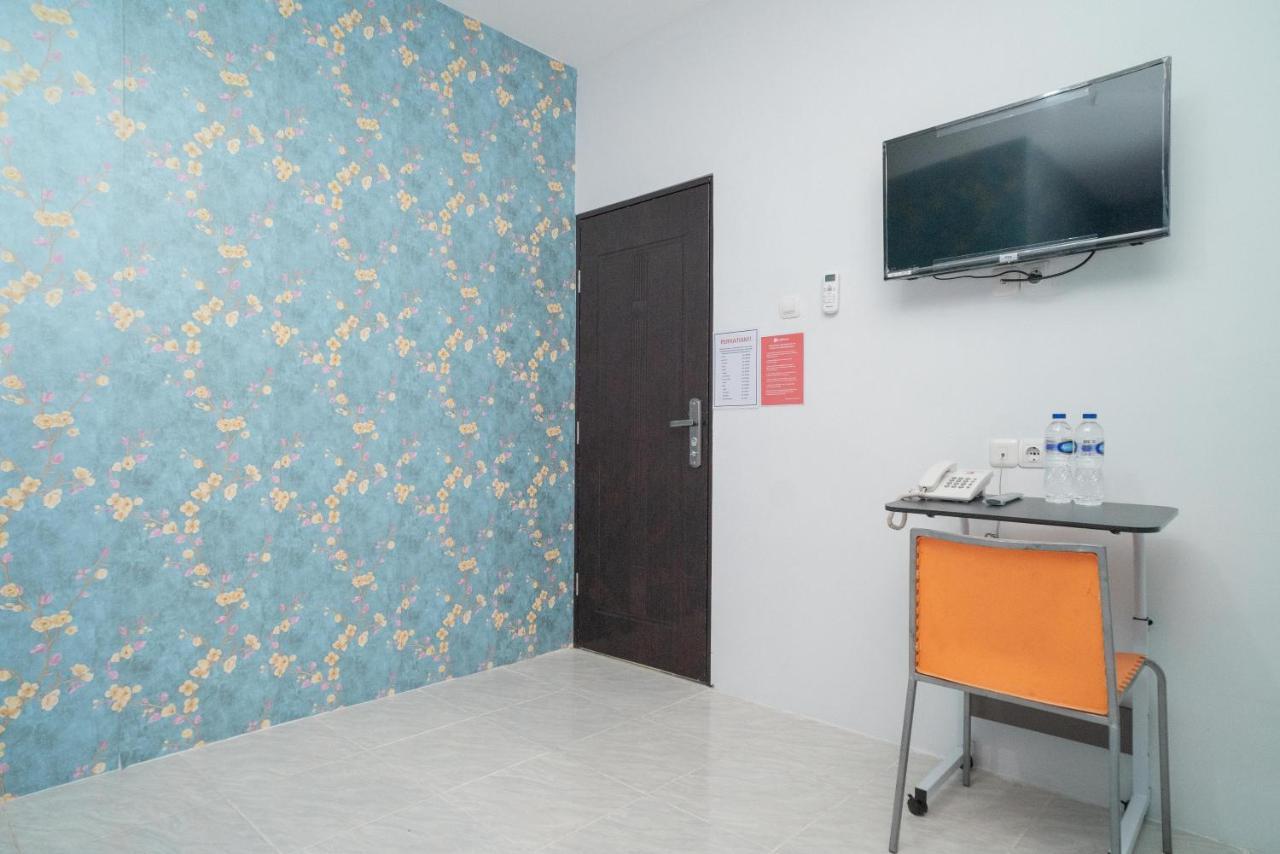 Reddoorz Plus Near Itc Cempaka Mas 2 Jakarta Buitenkant foto